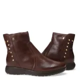 Botas cortas de cuero color negro, con puntera redonda y suela plana de goma. Presentan una hilera de tachas metálicas decorativas en el lateral exterior y costuras reforzadas en el empeine.