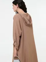 Vestido tipo túnica con capucha y bolsillo canguro frontal, de corte holgado y largo midi.