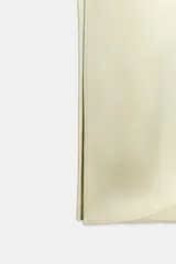 Vestido midi de Zara Woman Collection confeccionado en hilatura de viscosa con tejido satinado, de color beige. Presenta cuello subido, diseño sin mangas (manga sisa), bajo recto con aberturas laterales y cierre en la espalda con alamares.
