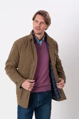 Campera marrón de gabardina de algodón con cuello alto, cierre frontal con doble carro, bolsillos tipo parche con tapa y botón en laterales y pecho.