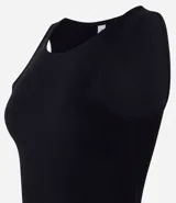 Top cropped sin mangas, color marrón oscuro, de corte ajustado al cuerpo y cuello redondo. Presenta textura acanalada.