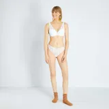 Braguita brasileña de encaje blanco con diseño floral y bordes festoneados.