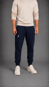 Pantalón tipo jogger de color azul marino, con ajuste elástico en los tobillos y logo bordado en blanco en la pierna derecha.