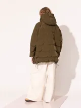 Campera puffer verde militar, oversize, con cierre central delantero y cordón elástico en el ruedo para regular.