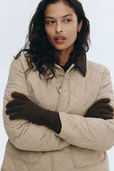 Guantes de punto fino suave color marrón oscuro, con acabado cepillado y puños acanalados.