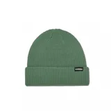 Gorro de lana tejido color verde con vuelta y etiqueta pequeña con el logo de la marca en el frente.