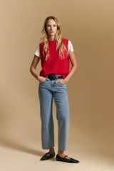 Chaleco tejido de punto en color azul marino, con diseño de textura sutil en relieve, escote redondo y terminaciones acanaladas en cuello, sisas y ruedo.