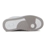 Championes urbanos de mujer, color blanco con detalles plateados metálicos. Diseño de caña baja con cordones blancos y suela gruesa blanca con borde gris.