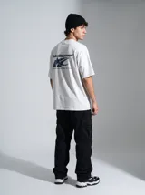 Remera blanca de algodón, corte oversize, con estampa en la espalda que incluye el texto "Celestial Power" y un diseño de estrella fugaz.