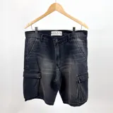Bermuda cargo de jean color negro con efecto desgastado.
