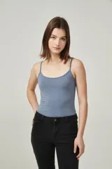 Musculosa de bretel fino color crudo, corte ajustado al cuerpo y escote redondo.