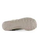 Championes urbanos New Balance modelo 574, color verde claro con detalles en beige y blanco, confeccionados en gamuza y malla, con logo "N" característico en los laterales y entresuela ENCAP.