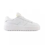 Championes urbanos New Balance modelo 302, color blanco, con diseño de plataforma alta y silueta inspirada en el tenis. Presentan el logo N característico en los laterales y una suela de goma robusta.