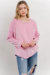 Remera manga larga color rosa con bolsillo en el pecho y corte irregular en el ruedo.
