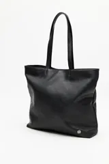 Cartera tote negra de símil cuero con diseño texturizado de parches y asas largas.