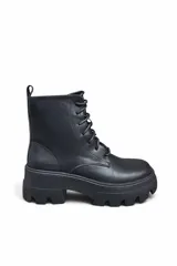 Bota de caña baja color negro con cordones al tono y suela chunky track.