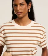 Remera manga corta de algodón de la marca Marfinno, con diseño de cuello redondo y estampado de rayas horizontales en color blanco y marrón.