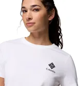Remera de algodón orgánico blanca de manga corta, con cuello redondo acanalado y logo de la marca Columbia estampado en el pecho.