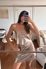 Minifalda acampanada color plateado brillante.