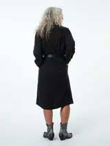 Túnica gris de lino y viscosa, de manga larga con botones y bolsillos laterales.