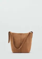 Bolso tipo bucket de cuero vacuno color marrón, con diseño minimalista, costura central vertical y asa ajustable para llevar al hombro.