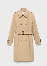 Trench coat color beige, con cuello de solapa, diseño cruzado y cierre frontal de botones. Presenta trabillas en los puños, cinturón ajustable y bolsillos laterales.