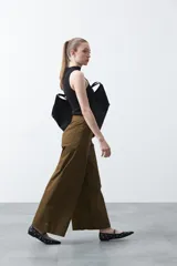 Pantalón wide leg de corte sastrero, color negro, con cintura de tiro medio y diseño de pernera amplia y relajada.