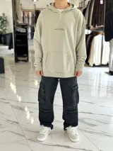 Pantalón de jean estilo cargo, color azul, de corte ancho y holgado, con múltiples bolsillos laterales en muslos y pantorrillas.