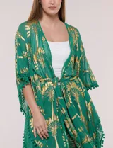 Kimono largo de viscosa color verde con estampado metalizado dorado de palmeras, mangas anchas, detalles de pompones en los bordes y diseño abierto.