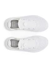 Championes de entrenamiento Under Armour Slipspeed color blanco, con diseño versátil de talón convertible para modo entrenamiento o recuperación. Presentan sistema de ajuste BOA, parte superior perforada para mayor ventilación y tecnología de amortiguación UA Flow.