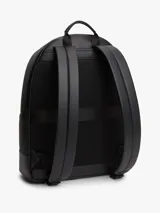 Mochila Tommy Hilfiger de color negro, confeccionada en poliuretano con paneles de texturas mixtas y diseño curvo. Cuenta con un compartimento principal con cremallera de doble cierre, funda interior para portátil, bolsillo interior con cremallera y un bolsillo exterior frontal con cierre y detalles en rojo y azul marino. Incorpora asa superior, correas ajustables y acolchadas, respaldo con panel de malla acolchado y logo metálico de la marca en la parte delantera.