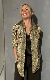 Sobrecamisa estilo kimono con estampado paisley en tonos marrones y verdes, cuello mao y mangas largas.