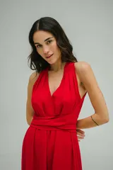 Vestido largo color fucsia, con escote halter y lazo en la cintura.