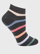 Calcetín corto de algodón color gris oscuro con diseño de rayas horizontales en tonos pastel como rosa, celeste, naranja, blanco y verde.
