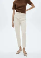 Jeans mom-fit de tiro alto color crudo, con cierre de cremallera y botón, trabillas para cinturón y diseño clásico de cinco bolsillos.