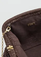 Bolso tipo clutch de mano confeccionado en tejido texturizado efecto rafia, color marrón, con estructura rígida y cierre superior de broche.