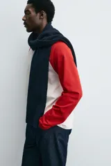 Camiseta de corte relajado con diseño color block, cuello redondo y mangas largas tipo raglán en contraste.