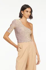 Blusa de fiesta color lila con brillos dorados, de un solo hombro y manga 3/4 con aberturas.