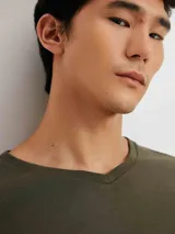 Camiseta unisex de manga larga color beige, con escote en V.