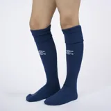 Medias de fútbol Umbro azules con logo de la marca en blanco. Ideales para adultos.