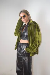 Campera verde aceituna de terciopelo con cierre frontal, cuello alto y puños elásticos.