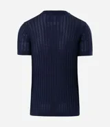Remera masculina de algodón con textura acanalada y efecto punto. Presenta un diseño de corte regular, cuello redondo y manga corta.