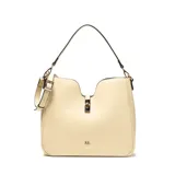 Cartera tipo hobo estructurada de color beige claro, confeccionada en material símil cuero (PU). Presenta un compartimento principal con cierre superior, herrajes metálicos dorados y un logo pequeño en la parte inferior central. Incluye asa corta fija para hombro y correa larga regulable y desmontable.