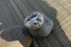 Anillo plateado con diseño irregular inspirado en los corales marinos.