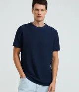 Remera Marfinno de manga corta para hombre, confeccionada en tejido acanalado de algodón y poliéster, con cuello redondo y diseño liso.