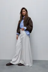 Pantalón wide leg de denim color blanco, de tiro alto y diseño clásico con perneras amplias.