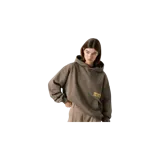 Hoodie oversize de color marrón topo, con capucha, mangas largas y bolsillos tipo canguro. Presenta estampado tipográfico en la espalda con el nombre de la marca y detalles de la colección.