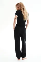 Jogging negro de felpa con interior cepillado suave, cintura elástica fruncida con cordón ajustable y puños elásticos en los bajos.