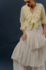 Pollera larga de lino blanco con diseño de múltiples capas escalonadas y volados.