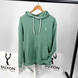 Canguro verde de tejido waffle con capucha, cordones blancos, bolsillo tipo canguro y logo bordado en blanco en el pecho.